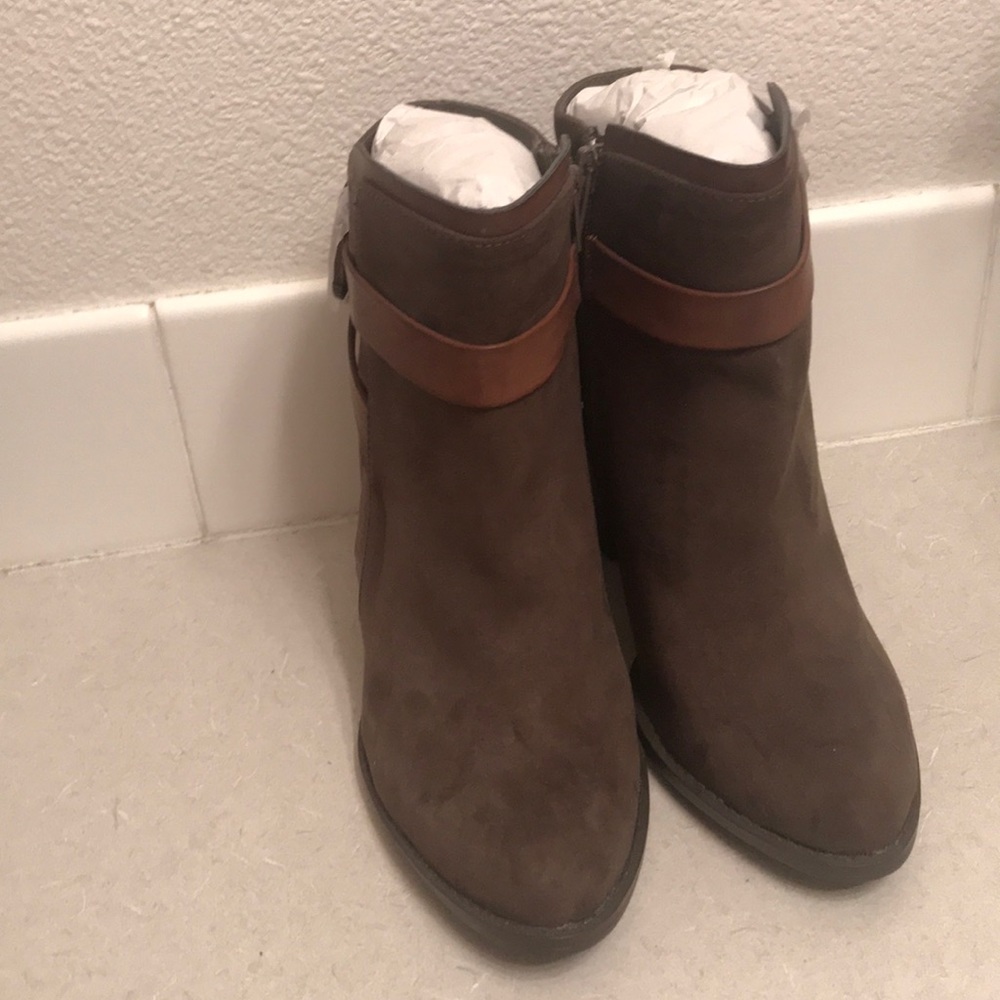 Dark brown/olive booties